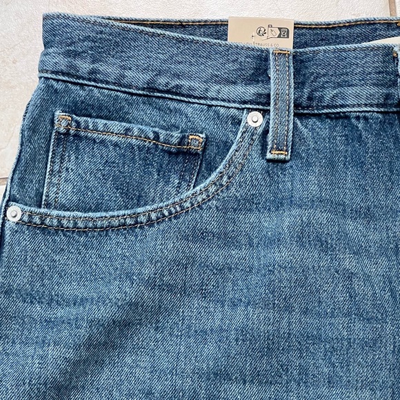 Levi's Women's Blue Denim High Waisted Mom Shorts - Picture 3 of 12
